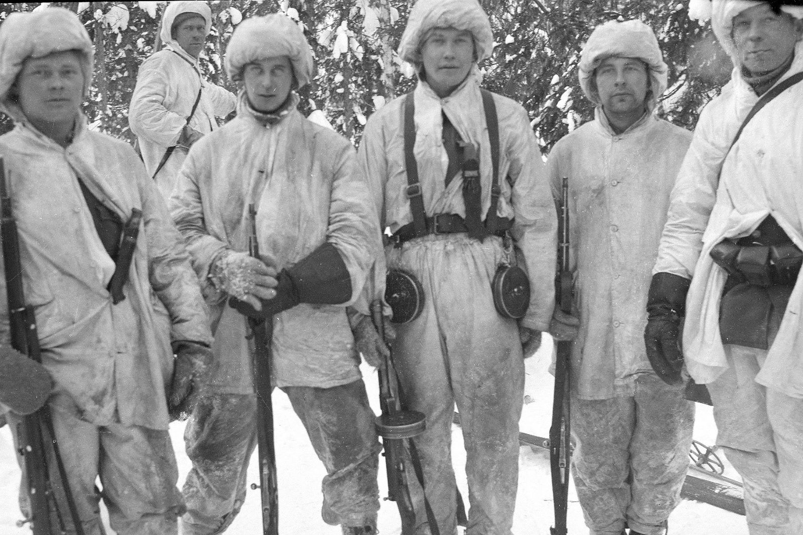 Finnische Soldaten mit persönlicher Bewaffnung